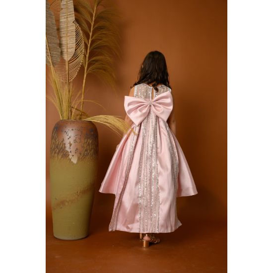 صورة فستان بناتي سهرة إطلالة الأميرات ذيل مرصع وفيونكه من الخلف - M3570